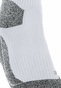 Chaussette de sport blanche avec un motif texturé noir et gris, design côtelé, talon renforcé et logo de marque discret près des orteils.