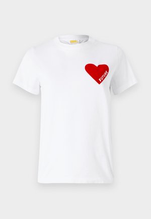 Λευκό βαμβακερό T-shirt με ένα γραφικό κόκκινης καρδιάς που έχει τη λέξη "ΜΕΛΛΟΝ" μέσα, κοντά μανίκια και σχεδίαση με στρογγυλή λαιμόκοψη.