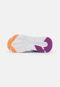 Suela de zapatilla deportiva blanca con acentos en púrpura y naranja. Cuenta con patrones texturizados y surcos para tracción y flexibilidad.