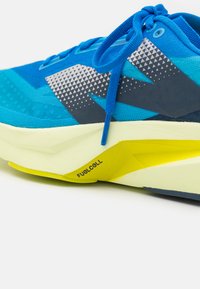 New Balance FUELCELL REBEL V4 - Apavi skriešanai pa asfaltu - spice blue