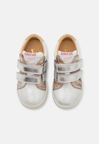 Srebrne sneakersy z metalowymi zapięciami, z teksturowaną cholewką, jasnobeżowymi akcentami oraz wielokolorowymi detalami po bokach.