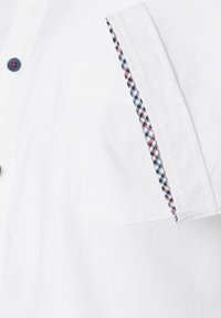 Witte button-up shirt met een blauwe knop, borstzak en kleurrijke ruitaccenten op de binnenkraag en mouwen.