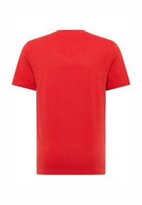 Czerwona koszulka z krótkim rękawem i okrągłym dekoltem, wykonana z gładkiej bawełny, z jednolitym kolorem, bez widocznych wzorów i zdobień.