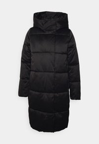 Lång svart vadderad vinterjacka med hög krage och horisontell quiltning, uppställd mot en enkel vit bakgrund.