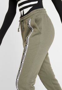 adidas Originals Träningsbyxor - khaki