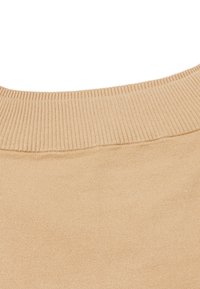 Suéter beige con un cuello acanalado y una textura suave. La tela parece blanda y con un color uniforme en toda su superficie.