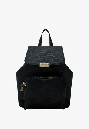 Zaino Guess nero con tasca frontale con zip, chiusura a patta con motivo logo testurizzato e targa con logo Guess color oro sulla patta.