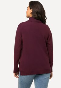 Ulla Popken ROLLKRAGEN BÜNDCHEN - Stickad tröja - dark berry