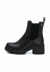 Botas de tobillo negras con un exterior de cuero suave, paneles laterales elásticos, un robusto tacón cuadrado y costuras de acento naranjas.