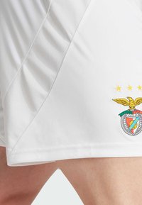 Vita fotbollsshorts i andningsbart tyg. Har en klubblogga med en örn och fyra guldstjärnor på den nedre sidan.