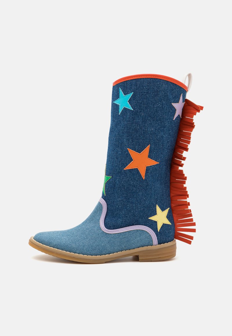 Denimstøvle med blå og orange fargeskjema, med flerfargede stjerneapplikasjoner og røde frynser på siden. Flatt såledesign.