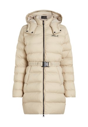 Beige pufferjack met ritssluiting, capuchon en een ceintuur om de taille. Heeft horizontale stiksels en een merkimprint op de borst.