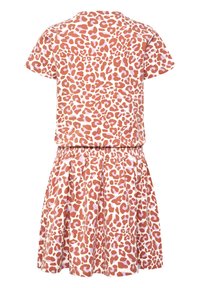 Kurzärmeliges Kleid mit elastischem Bund und einem unregelmäßigen Leopardenmuster in Rosa und Braun auf weißem Hintergrund.