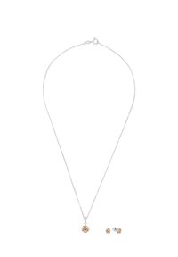 Collar de cadena de plata con un colgante que presenta un cristal redondo en tono dorado, acompañado de pendientes de botón a juego con acentos dorados.