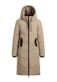 Beige polstret jakke med hætte, der har en front lynlås, sorte sidelommer og et chevron-syningsmønster. Tekstureret stof og lang længde.