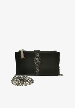 Clutch rettangolare nero con tracolla a catena argento, striscia centrale a motivi geometrici e cursore della cerniera argento con incisione del marchio.