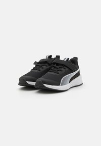 Baskets de sport noires avec une tige en mesh, un bout texturé, une semelle intermédiaire blanche et des détails en bande. Équipées de sangles et de lacets réglables pour un ajustement optimal.
