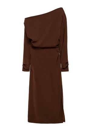 Rochie asimetrică maro cu mâneci lungi, material drapat, slit lateral și finisaj texturat. Siluetă elegantă cu o croială lejeră.
