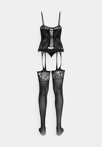 Μαύρο κορμάκι από δαντέλα με ρυθμιζόμενους ιμάντες, που διαθέτει ντεκολτέ σε σχήμα V, πάνελ από δίχτυ και ενσωματωμένα καλσόν μέχρι το μηρό με δαντελωτές κορυφές.