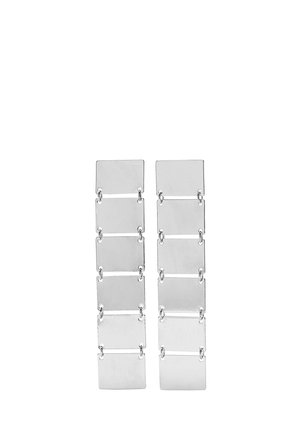 Długie srebrne kolczyki składające się z pięciu połączonych błyszczących, prostokątnych metalowych płytek ułożonych w dwóch równoległych rzędach.