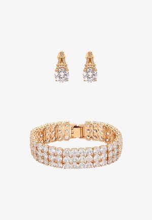 Rózsaarany ékszerszett, amely egy karkötőt tartalmaz több, egymás mellett sorakozó áttetsző kővel, illetve hozzáillő, kör alakú kövekkel és részletes díszítéssel ellátott fülbevalókat.