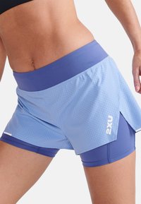 Ljusblåa träningsshorts med en mörkblå midja och inbyggda shorts under. Har perforerat tyg för andningsförmåga.