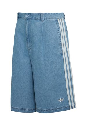 Pantalones cortos de denim azul claro con tres franjas blancas laterales y pequeño logo de trébol Adidas cerca del dobladillo sobre fondo blanco.
