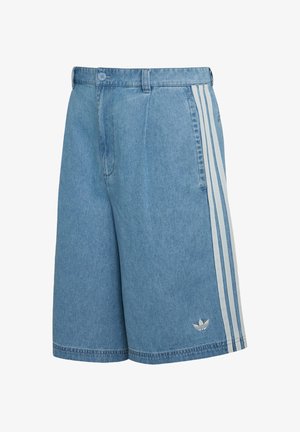 Pantaloncini in denim azzurro chiaro con tre strisce bianche laterali e piccolo logo Adidas trefoil vicino all'orlo su sfondo bianco.