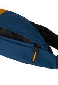 Borsa a tracolla in tela blu con un accento senape, caratterizzata da una cerniera nera e una tracolla regolabile. Tessuto testurizzato con un design elegante e inclinato.