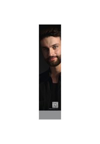 Junger Mann mit Bart und dunklem, lockigem Haar, der ein schwarzes Hemd trägt und sanft vor einem dunklen Hintergrund lächelt, mit einem QR-Code unter ihm.