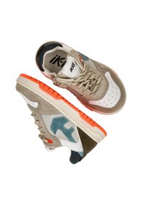 Beige suède en mesh sneakers met een wit en teal ontwerp, met oranje accenten, een gegroefd zool en een gevoerde kraag.