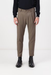 DRYKORN CHASY - Chinos tipa bikses - nougat