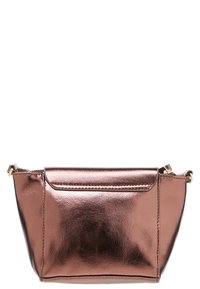 Handväska i roséguld med en elegant design, överdel med klaffstängning och stickade detaljer. Slät yta med en kompakt form.