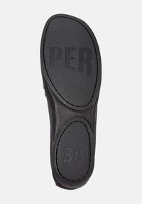 Schwarze Schuhsohle mit dem sichtbaren Text "PER" und der Größe "38". Die Oberfläche weist ein strukturiertes Muster für Grip und Haltbarkeit auf.