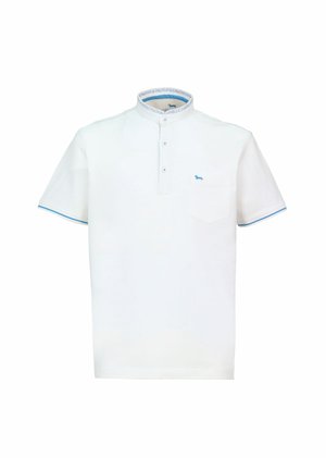 Biała koszulka polo z krótkim rękawem i kołnierzykiem na guziki, z małą kieszonką na piersi oraz niebieskimi akcentami przy kołnierzyku i rękawach.