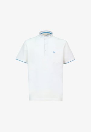 Biała koszulka polo z krótkim rękawem i kołnierzykiem na guziki, z małą kieszonką na piersi oraz niebieskimi akcentami przy kołnierzyku i rękawach.