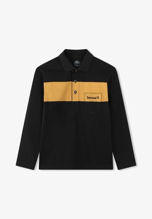 Camiseta polo negra de manga larga con una ancha franja horizontal color mostaza y un bolsillo en el pecho con el logo de Timberland en el lado derecho.