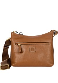 Bolso cruzado de cuero marrón con acabado texturizado. Presenta un bolsillo frontal con cremallera y una correa ajustable resistente con hebilla de tono dorado.