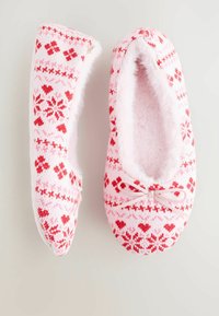 Roze gebreide slippers met rode hart- en sneeuwvlokpatronen, pluche binnenvoering en kleine strikjes aan de voorkant, weergegeven vanuit boven- en zijaanzicht.