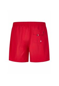 Shorts de bain rouges avec une ceinture élastique, une poche arrière unique et un petit détail de logo. Tissu lisse avec une coupe légère et décontractée.