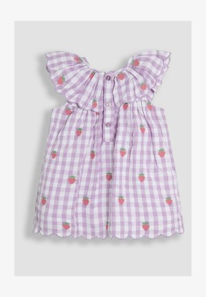 Abito a scacchi lilla con colletto arricciato e motivi di fragole ricamati, caratterizzato da chiusura a bottoni e dettagli a scallop sul bordo.