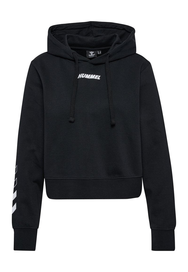 Haut à capuche noir court avec cordons de serrage à l'avant et logo "HUMMEL" en blanc. Présente un motif en chevrons blancs sur la manche gauche, en tissu de coton.