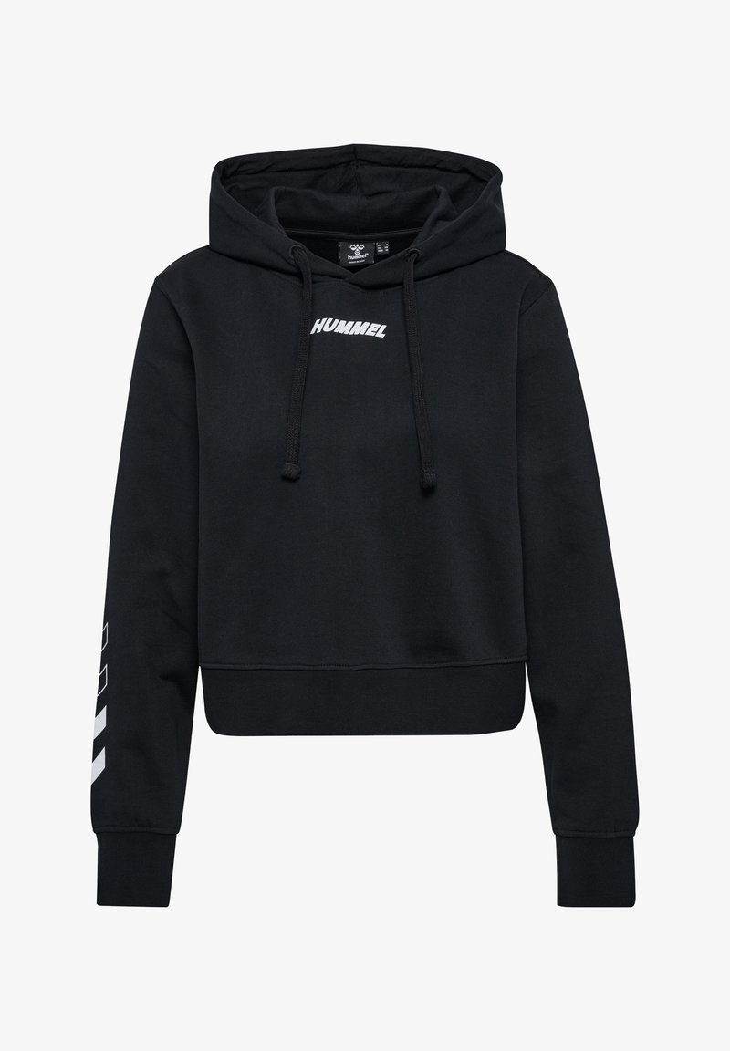 Haut à capuche noir court avec cordons de serrage à l'avant et logo "HUMMEL" en blanc. Présente un motif en chevrons blancs sur la manche gauche, en tissu de coton.