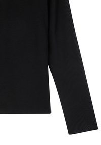 Top nero a maniche lunghe realizzato in tessuto liscio e morbido. Presenta maniche con polsini e un orlo dritto. Design classico senza pattern o accenti visibili.