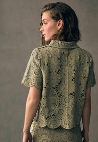 Next REGULAR FIT - FLORAL  - Skjortebluser - green sage