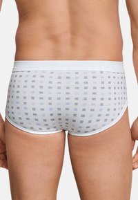 Weiße Herrenunterwäsche mit einem Karomuster in Blau, Grau und Schwarz. Weiches Material mit einem elastischen Bund. Kurzes Bein-Design.