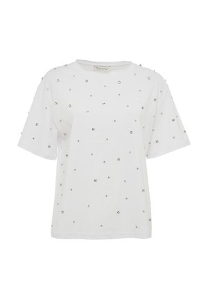 T-shirt bianca in cotone con maniche corte, caratterizzata da borchie argentate sparse e un piccolo logo bianco sulla parte anteriore. Vestibilità comoda e texture liscia.