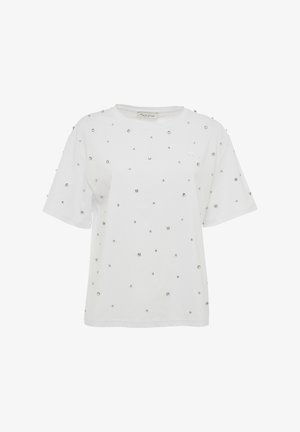 T-shirt bianca in cotone con maniche corte, caratterizzata da borchie argentate sparse e un piccolo logo bianco sulla parte anteriore. Vestibilità comoda e texture liscia.