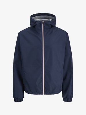 Marineblauw gewatteerd jack met capuchon, voorrits, elastische manchetten en zoom, afgebeeld tegen een effen witte achtergrond.