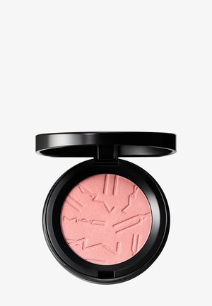Kompakt svart etui med åpent lokk som viser rosa presset pudder-sminke preget med abstrakte former og teksten "MAC".
